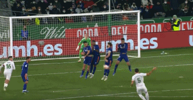 世体：阿隆索回归获利物浦球迷热烈欢迎，阿诺德却遭嘘声相待