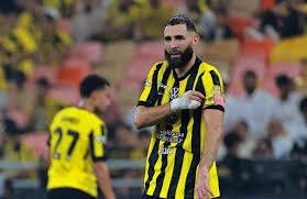 阿隆索下课后，皇马内部问题浮出水面：4人沉默引热议3大核心在列